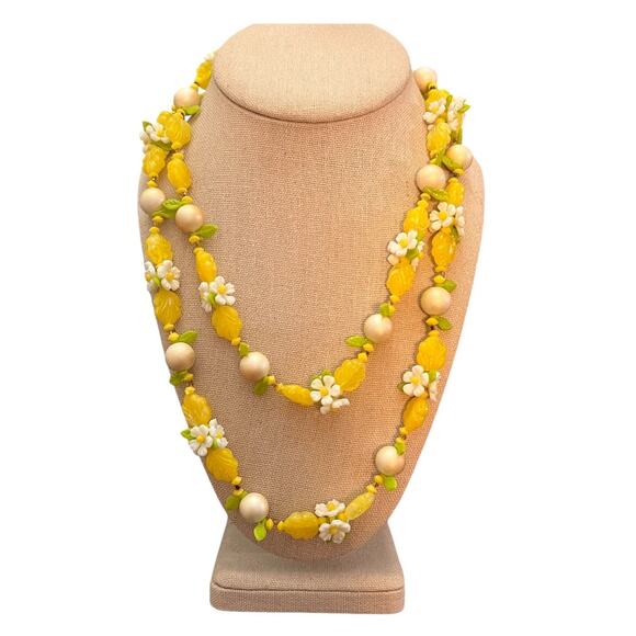 Vintage lucite plastic necklace yellow green faux pearl daisies leaves flower - Picture 1 of 4